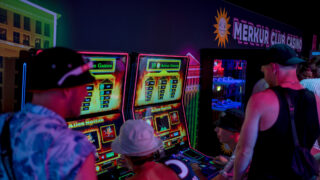 Freude am Spiel: Auch zahlreiche Spielautomaten stoßen bei den Gästen auf reges Interesse. (Foto: Merkur Group)