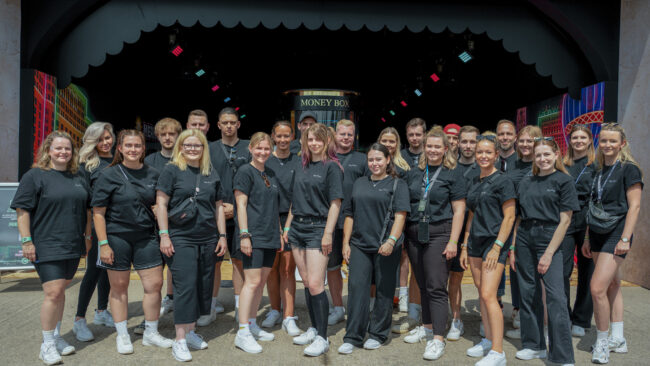 Die Merkur Festival Crew sorgt nicht nur für gute Stimmung, sondern gewährt den Besuchern auch Einblicke in die vielfältige Spielewelt von Merkur. (Foto: Merkur Group)