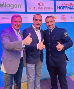 Optimismus gewinnt immer! (v.l.n.r.): Dr. Harry Bähr, Leiter des Olympiastützpunkts Berlin; Gerhard Wilhelm, Sprecher der Geschäftsführung der Spielbank Berlin; Robert Förstemann, Bahnradsportler. (Foto: BERLINboxx)