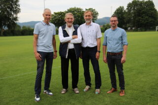 Frank Haberbosch (v. l.), Paul Gauselmann, Bernd Wacker und Philipp Knappmeyer, erster Dezernent der Stadt Lübbecke, bei der feierlichen Einweihung der Sportanlage des BSC Blasheim. (Foto: Merkur Group)