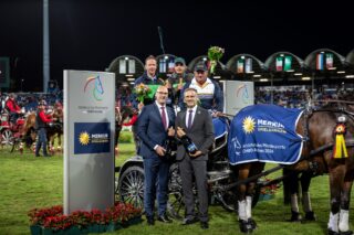 David Schnabel (unten links), Geschäftsführer der Merkur Spielbanken NRW GmbH, und Aufsichtsratsmitglied des Aachen-Laurensberger Rennvereins Dr. Thomas Förl (unten rechts) gratulieren dem siegreichen Team bestehend aus Kevin McNab (oben von links nach rechts), Rodrigo Pessoa und Boyd Exell. (Foto: Jasmin Metzner)