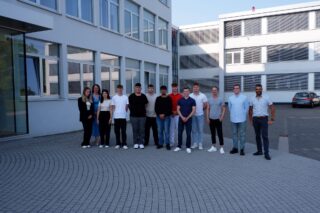 Die Auszubildenden zusammen mit den Ausbildern Jennifer Weinheimer (2. v. links) und Knud Weinard (rechts). (Foto: Jennifer Bernd)