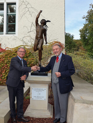 Geste des Respekts: Im Namen von Novomatic-Chef Prof. Johann Graf beglückwünscht Dr. Franz Wohlfahrt (links) Paul Gauselmann mit der Überreichung der Skulptur „Fliegender Merkur“ zum Geburtstag. (Foto: Merkur Group)