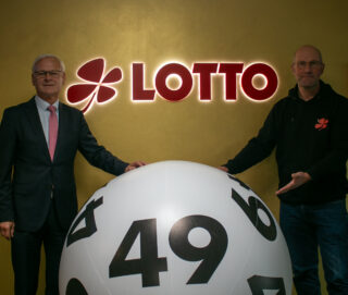 Hubert Ludwig (l.) übernimmt die Geschäftsführung bei LOTTO Mecklenburg-Vorpommern von Dr. Ait Stapelfeld. (Foto: LOTTO Mecklenburg-Vorpommern)