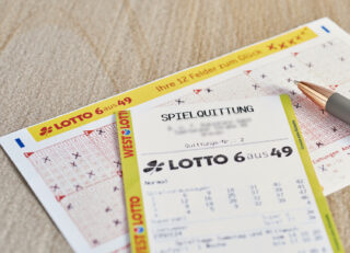 Zwei Spielteilnehmer aus Nordrhein-Westfalen sind am ersten November-Wochenende Millionäre geworden. An Allerheiligen gingen 1,1 Millionen Euro an einen Tipper aus dem Kreis Soest. Einen zweiten NRW-Millionär gibt es seit Samstag (2. November) bei LOTTO 6aus49. Hier werden rund 1,2 Millionen Euro Rhein-Sieg-Kreis ausgezahlt. (Foto: Schlag & Roy GmbH)