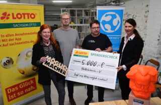 V.l.n.r.: Katrin Hoffmann, Mario Voigt und Maik Jähne (Stadtfabrikanten e.V.), Simone Epperlein (Sächsische Lotto-GmbH)