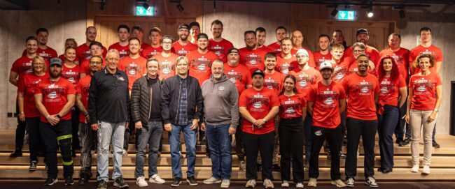 Nach dem errungenen Aufstieg begrüßte Nils Rullkötter (unten, Fünfter von links), Senior Manager beim Vorstand Marketing, Kommunikation und Politik der Merkur Group, die Teammitglieder und Verantwortlichen der Düsseldorf Panther um Geschäftsführer Ralf Gottschling (unten, Dritter von links) und Präsident Willi Sauer (unten, Sechster von links) sowie Martin Ammermann (unten, Vierter von links), Executive Director Sports Major Events der D.Live GmbH. (Foto: Merkur Group)