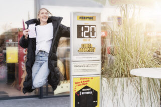 Der MEGA-Jackpot geht in die siebte Runde. An Nikolaus (Freitag, 6. Dezember) befinden sich 120 Millionen im ersten und 28 Millionen Euro im zweiten Rang bei Eurojackpot. (Foto: Schlag und Roy GmbH)