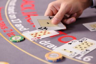 Das Kartenspiel Black Jack zielt darauf ab, mit den eigenen Karten eine Hand zu bilden, deren Gesamtwert so nah wie möglich an 21 herankommt, ohne diesen Wert zu überschreiten. (Foto: MERKUR Spielbanken Sachsen-Anhalt)