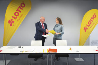 Vertragsunterzeichnung des Firmentarifvertrags: Torsten Meinberg, Geschäftsführer der LOTTO Hamburg GmbH mit Alexandra Luerssen, ver.di Hamburg, Gewerkschaftssekretärin FBA, Fachgruppe Bankgewerbe. (Foto: Jochen Brunkhorst)
