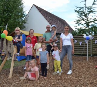Freuen sich über die neuen Spielmöglichkeiten: Die Kita-Kinder mit Leiterin Ramona Vormschlag (hinten links), Heinrich Röhe (Versitzender des Fördervereins) und Elena Keller (Vorsitzende Elternrat). (Foto: DRK-Kita Sterntaler)
