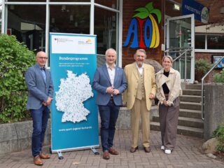 Besonderes Engagement: Stadtwerke-Chef Klaus Hagemeier (von links), Espelkamps Bürgermeister Dr. Henning Vieker sowie Frauke Rüschendorf des Betreibers Aquapark Management freuen sich über die großzügige Spende von Paul Gauselmann. (Foto: Merkur Group)