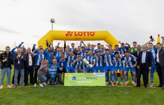 Der FV Illertissen feiert seinen TOTO-Pokalsieg 2025. (Foto: HMB Media Heiko Becker / SLSV)