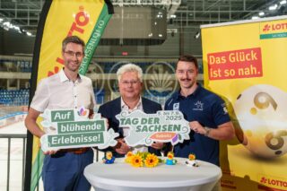 V..l.n.r.: Ronald Kretzschmar (Oberbürgermeister Sebnitz), Frank Schwarz (Sächsische Lotto-GmbH), Niklas Postel (Dresdner Eislöwen). (Foto: Michael Schmidt)