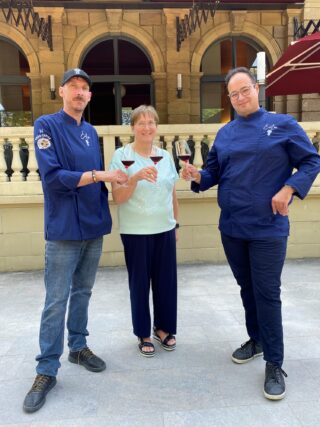 Spielbankdirektorin Marina Klein mit den neuen Pächtern des Restaurants - Dominik Bils (links) und Julian Prakash. (Foto: Staatliche Lotterie- und Spielbankverwaltung Bayern)