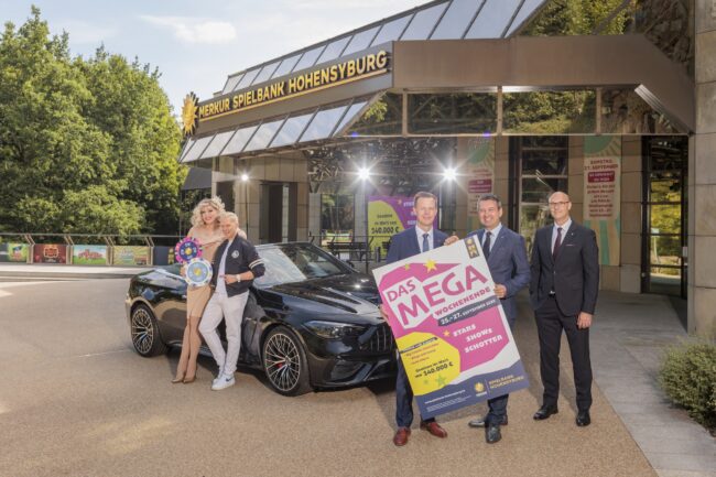 Gemeinsam blicken sie dem Jubiläumsfest zum 40. Casino-Geburtstag voller Vorfreude entgegen  (v.l.n.r.): Cassy Carrington („Bingo mit Cassy“), Tommy Lücke (Showmaster „Big Casino Gameshow“ und „Auto-Alarm“), Sebastian Griese (Direktor Merkur Spielbank Hohensyburg), Thomas Nowarra (Direktor Merkur Spielbank Hohensyburg) und David Schnabel (Vorstand Merkur Group). (Foto: Joachim Gies)