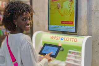 Ein Tipp in einer WestLotto-Annahmestelle im Raum Wuppertal machte einen noch unbekannten Spielteilnehmer zum vierfachen Millionär. Mithilfe eines Systemscheins knackte der Spieler zusammen mit zwei Tippern aus Bayern am Samstag (23. August) den Jackpot. (Foto: Schlag & Roy GmbH)