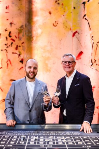 Dominik Schwab (l.), Geschäftsführer der Pro Stuttgart Verwaltungsgesellschaft mbH mit Tobias Wald, Geschäftsführer der Baden-Württembergischen Spielbanken. (Foto: Tom Weller, Pro Stuttgart)