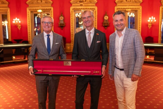 V.l.n.r.: Tobias Wald, Geschäftsführer der Baden-Württembergischen Spielbanken, Stephan Buchner, Geschäftsführender Gesellschafter Baden Galopp, Daniel Gerber, Niederlassungsleiter Leicht Juweliere Baden-Baden. (Foto: TomBaMedia)