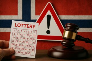 Norsk Tipping Skandal: Lotterieschein, norwegische Flagge, Warnsymbol und Richterhammer als Symbolbild für Eurojackpot-Fehlermeldungen und Glücksspielregulierung.