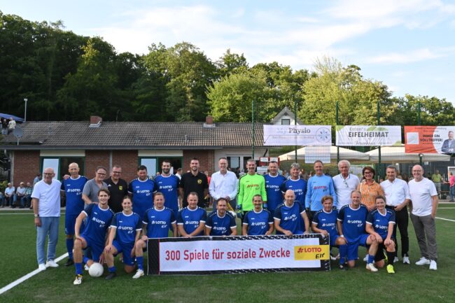 300 Spiele für gute Zwecke: die Lotto-Elf mit Trainer Hans-Peter Briegel (hinten, 4.v.r.) und Teammanager Edgar Schmitt (hinten, 3.v.l.). Beim Spiel in Wehr freuten sich auch Innenminister Michael Ebling (hinten, 8.v.l.), MdL Petra Schneider (3.v.r.), Lotto-Geschäftsführer Jürgen Häfner (hinten, 2.v.r.), Mainz-05-Profi Stefan Bell (hinten, 7.v.l.) und der Inspekteur der rheinland-pfälzischen Polizei, Friedel Durben (rechts). (Foto: Lotto Rheinland-Pfalz/Seydel)