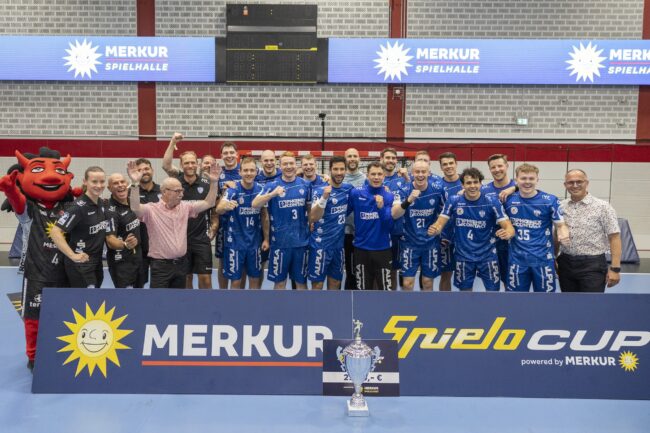 So sehen Sieger aus: Der TBV Lemgo Lippe freute sich über den dritten Sieg in Folge beim Spielo-Cup. (Foto: Oliver Krato)