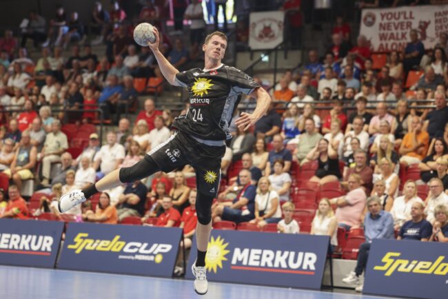 Sven Weßeling vom TuS N-Lübbecke auf dem Weg zum Tor. (Foto: Oliver Krato)