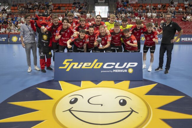 Das Team HandbALL holte sich den Pokal der Amateure. (Foto: Oliver Krato)