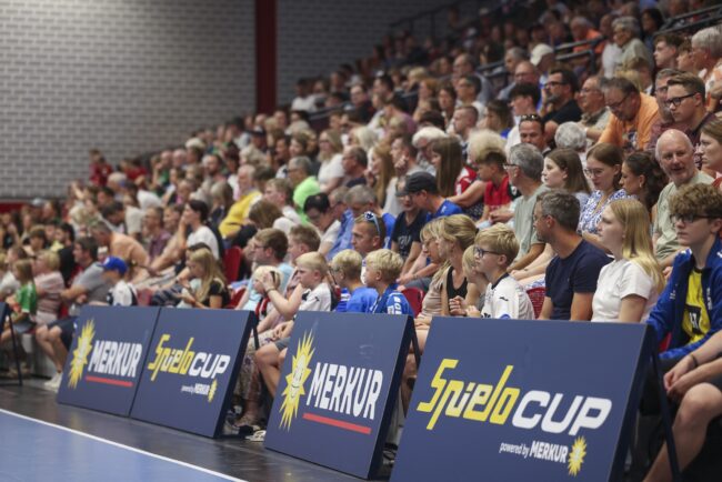 Volle Tribüne: Der Spielo-Cup erwies sich erneut als Publikumsmagnet. (Foto: Oliver Krato)