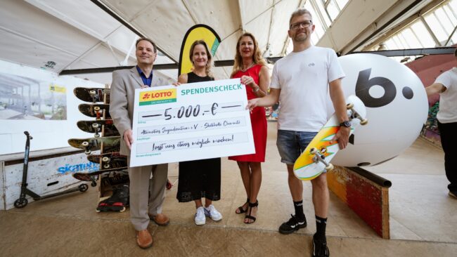 V.l.n.r.: Hendrik Hupfer (Sachsenlotto), Linda Hüttner, Simone Epperlein (Sachsenlotto), Alex Beck (Druckbude). (Foto: sazinc / Pierre Graupner)