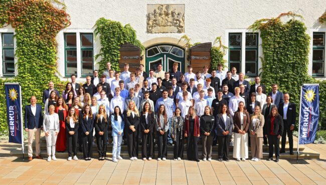 Los geht‘s: Die Azubis der Merkur Group freuen sich mit ihren Ausbilderinnen und Ausbildern auf den Start. (Foto: Foto Pescht)