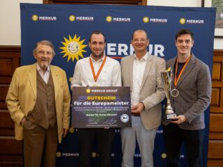 Paul Gauselmann (links) und Lars Felderhoff (2. von rechts) überreichen Julius Buckermann (2. von links) und Stefan Langemann das Präsent für ihren Erfolg. (Foto: Merkur Group)