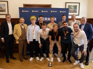 So sehen Sieger aus: Hans Martin Grube (von links), Geschäftsführer Produktion der adp Merkur GmbH, Paul Gauselmann, Jeremy Reiss, Salomon Bonilla, Tristan Zopf, Max Halwe, Fynn Achtelik, Stefan Langemann, Civan Ertem, Lars Felderhoff, Julius Buckermann und Manfred Stoffers freuen sich über den EM-Titel. (Foto: Merkur Group)