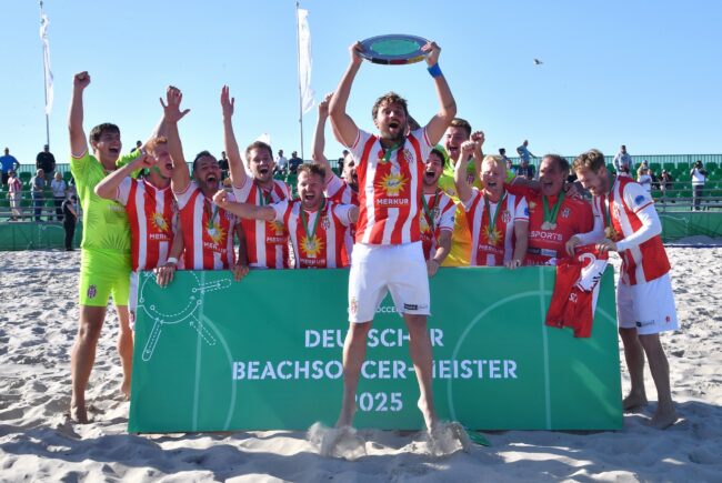 Die Beach Royals Düsseldorf – Partnerverein der Merkur Group – feiern den Gewinn der Meisterschaft. (Foto: Joachim Kloog)