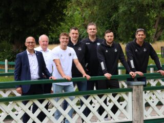 Blicken dem Spielo-Cup voller Vorfreude entgegen: (von links) Benjamin Bredenkamp, Geschäftsführer Merkur Casino Vertrieb National, Rainer Hösl, Lasse Franz (beide GWD Minden), Piotr Przybecki (TuS N-Lübbecke), Jörg Zereike (TBV Lemgo Lippe), Jó Gerrit Genz und Rolf Hermann (beide TuS N-Lübbecke). (Foto: Merkur Group)