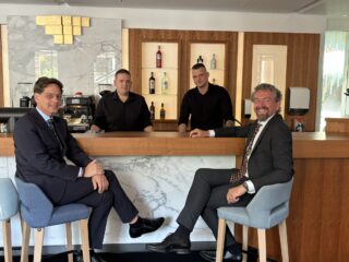 V.l.n.r.: Spielbankdirektor Sebastian Obermeier, die neuen Pächter Sasa Cocic und Sinisa Vuckovic, Andreas Röhrenbacher. (Foto: Staatliche Lotterie- und Spielbankverwaltung Bayern)