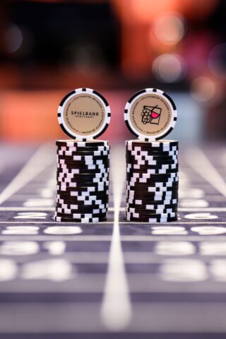 Über 100.000 Jetons mit dem Logo der Spielbank Stuttgart dienen fortan als Pfandchips auf dem Stuttgarter Weinfest. (Foto: Tom Weller, Pro Stuttgart)