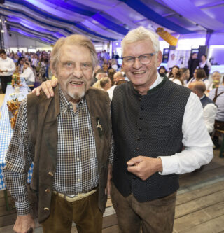 Präsente Unternehmerfamilie: Auch Gründer Paul Gauselmann und Sohn Michael Gauselmann, Aufsichtsratsvorsitzender und Stiftungsvorstand der Gauselmann-Familienstiftung, feierten das Merkur-Oktoberfest gemeinsam mit den Mitarbeiterinnen und Mitarbeitern. Foto: Oliver Krato