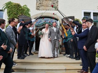 Einmaliger Moment: Antonia Breitensträter und Levin Babacan gaben sich auf Schloss Benkhausen das Ja-Wort. Der Zug „Die Letzten“ vom Lübbecker Bürgerschützenbataillon stand Spalier. (Foto: Merkur Group)