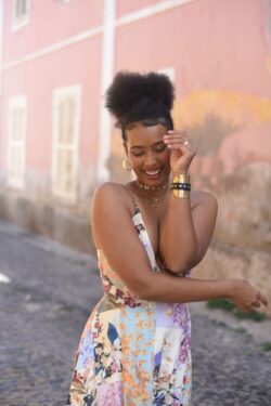 Die kapverdische Sängerin Cláudia Sofia präsentiert die Musik ihres Heimatlandes auf Schloss Benkhausen. (Foto: Markus Leukel)