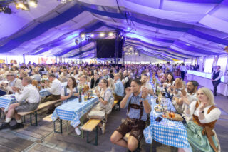 Perfekte Stimmung: 1.500 Mitarbeiterinnen und Mitarbeiter kamen zum Merkur-Oktoberfest auf Schloss Benkhausen zusammen. Foto: Oliver Krato