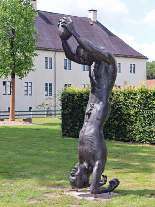 Beeindruckend: Mit seinem rund drei Meter großen Werk „Brüder“ gewann Tilmann Krumrey den Skulpturenwettbewerb auf Schloss Benkhausen. 