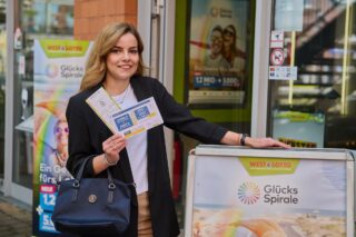 Ein unbekannter Tipper aus Nordrhein-Westfalen hat am Wochenende bei der GlücksSpirale das große Los gezogen. Sein Gewinn: 1,2 Millionen Euro sofort und zusätzlich monatlich 5.000 Euro, 20 Jahre lang. (Foto: Schlag und Roy GmbH)