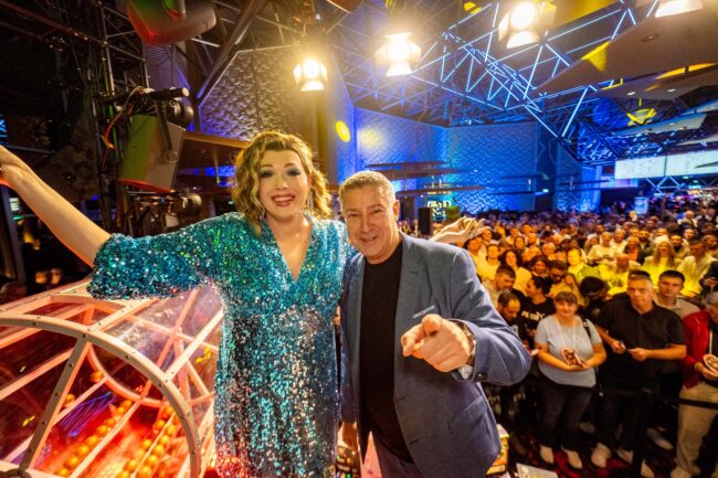 Ein TV-Liebling als Bingo-Star: Joachim Llambi begeisterte als Überraschungsgast auf der Showbühne die Casino-Gäste. (Foto: Merkur Spielbanken NRW)