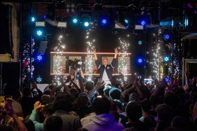 Ein elektrisierendes Erlebnis: Showmaster Tommy Lücke hatte das Publikum bei der Premiere von „Auto-Alarm“ in der Merkur Spielbank Hohensyburg vollends im Griff. (Foto: Merkur Spielbanken NRW)