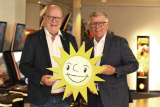 Abschied von der Merkur-Sonne: Hans-Udo Midding (links) verlässt die Merkur Group nach 44 Berufsjahren und geht in den Ruhestand. Manfred Stoffers, stellvertretender Vorstandssprecher der Merkur.com AG, bedankt für sich für die herausragende Zusammenarbeit.