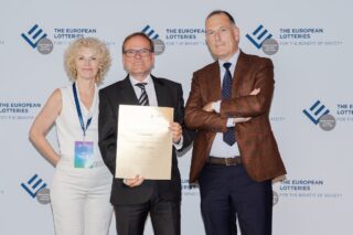 V.l.n.r.: EL-Präsidentin Romana Girandon, Joachim Buchwieser (Vizepräsident der Staatlichen Lotterie- und Spielbankverwaltung) und EL-Generalsekretär Piet Van Baeveghem. (Foto: Voll Toll GmbH)