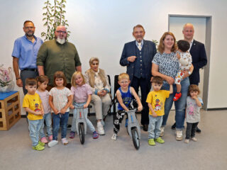 Freuen sich über das neue Gebäude der Kita am Hindenburgring: Neben den Kindern sind auch Johanniter-Vorstand Christian Rehberg, Kita-Leiter Christian Albrecht, Karin Gauselmann, Paul Gauselmann, die stellvertretende Kita-Leiterin Stephanie Harder sowie Bürgermeister Dr. Henning Vieker froh über die tollen Bedingungen. Foto: Merkur Group