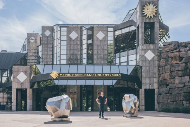 Der Künstler Axel Kreiser präsentiert stolz die neuen Skulpturen, die ab sofort auf dem Vorplatz der Merkur Spielbank Hohensyburg ausgestellt sind. (Foto: Merkur Group)