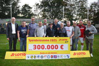 Freuten sich über einen gelungenen Saisonabschluss (v.l.n.r.):
Landrat Volker Boch, Eric Fischer (Initiator des Spiels), Stefan Feld
(Geschäftsführer der Bethesda-St. Martin gGmbH), Jürgen Häfner (Geschäftsführer Lotto Rheinland-Pfalz GmbH), Dimo Wache, Jörg Haseneier (Bürgermeister Stadt Boppard), Guido Buchwald, Monika Sauer (Mitglied der Lotto-Gesellschafterversammlung),
Stephan Engels, Wolfgang Kleff, Manfred Kaltz und Edgar Schmitt